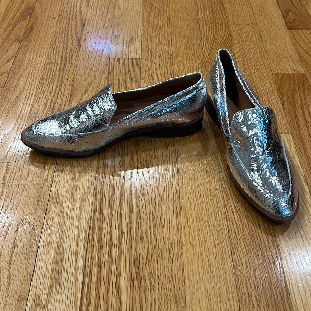 Madewell silver crinkled leather loader. Excellent condition. Worn twice!